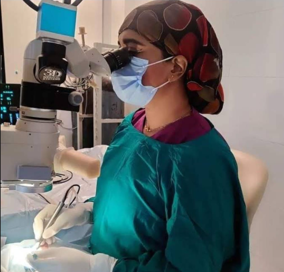 A cataract surgeon in full sterile attire performing microscopic eye surgery under an operating microscope, focusing on the patient’s eye with steady hands, representing advanced phaco cataract care at Dr. Prapti’s Eye Day Care Centre in Ashoknagar.